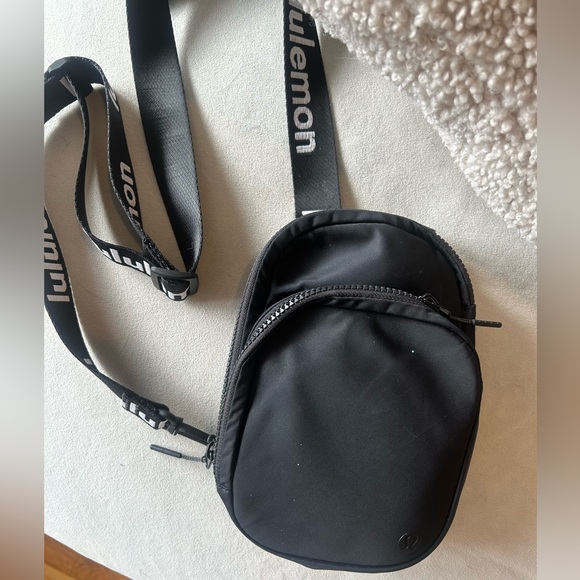 Lululemon crossbody bag with double pockets - Picture 2 of 3